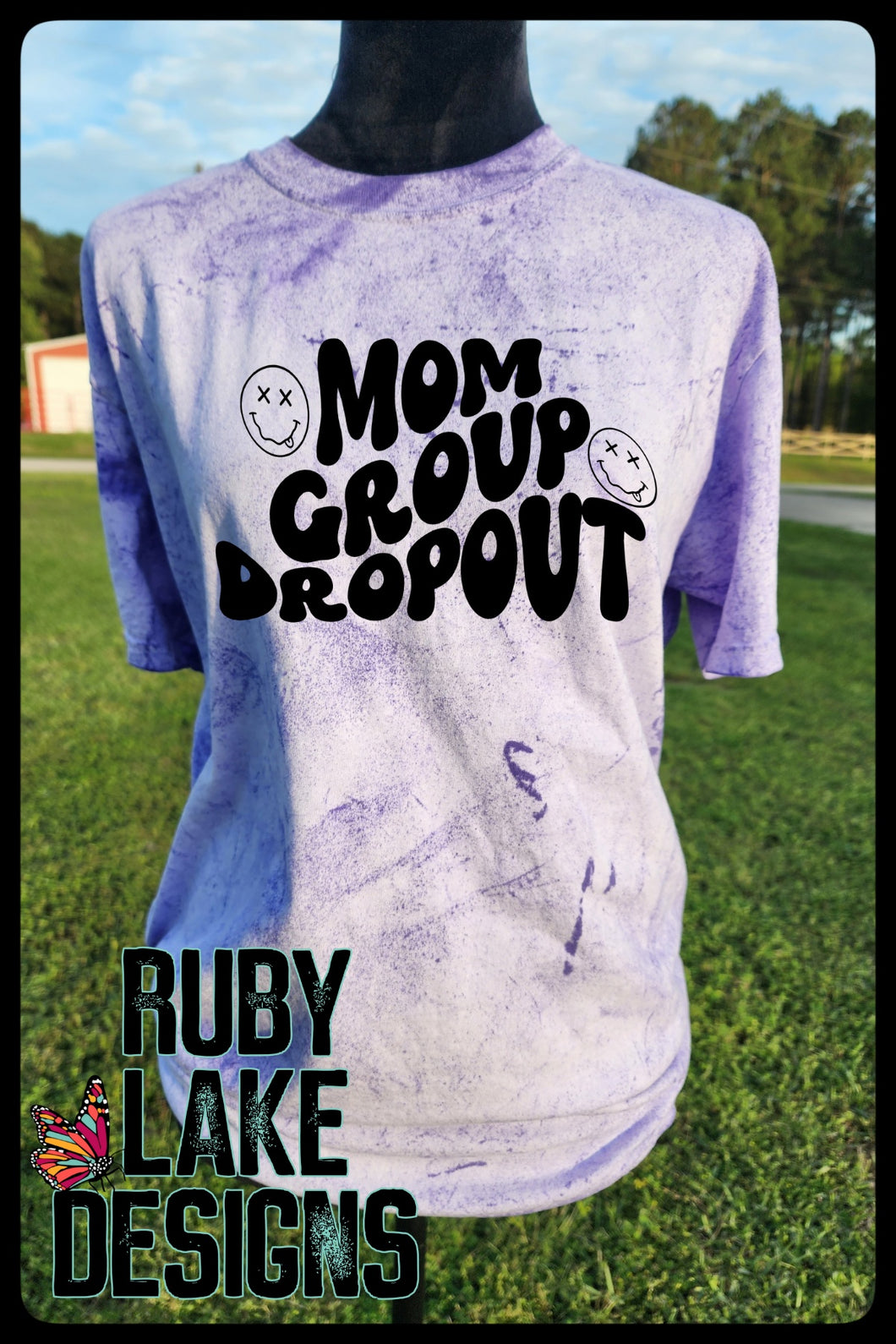 MOM GROUP DROPOUT GRAPHIC TEE